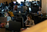 Una de cada tres empresas donde se teletrabaja planea volver a las oficinas en 2026. Su excusa: empleados más productivos y hasta felices 