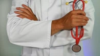 Alojamiento gratis para atraer a los médicos hacia Madrid: así funciona esta medida a la desesperada de este municipio 