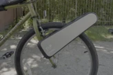 Este accesorio puede convertir casi cualquier bicicleta en una bicicleta eléctrica con un simple movimiento, así funciona 