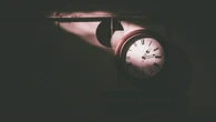 Si te preguntas cómo cumplir tu trabajo sin alargar la jornada laboral, los expertos recomiendan evitar las "trampas de tiempo" 