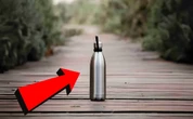 Tu botella de agua, aunque sea de metal, no es eterna; por esta razón deberías lavarla regularmente  