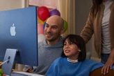 Apple quiere proteger a tu hijo más que nunca antes. Pero el mensaje principal es "compra un iPhone a tu niño"