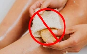 El estropajo para bañarse podría hacerte daño y no te das cuenta: esto dicen los expertos 