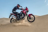 A Honda se le ocurrió el negocio del siglo: arreglar las carreteras convirtiendo arena del desierto en chapopote barato 