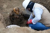 Alguien estaba excavando para reparar una tubería de gas. Terminaron encontrando una momia de 1,000 años de antiguedad