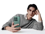 Celular gama alta con pequeña pantalla OLED y procesador Snapdragon. Sus tres cámaras toman excelentes fotos  