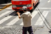 La psicología explica por qué las personas que dan las gracias a los conductores cuando cruzan la calle no lo hacen solo por gratitud 