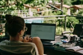 Una profesional de la Gen Z relata por qué rechazó trabajar como nómada digital desde España, y prefirió la oficina de 9 a 5 en su país