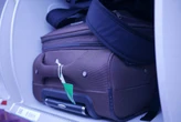 Por años hemos pensado que atar cintas a maletas en el aeropuerto es buena idea. Los empleados piensan lo contrario 