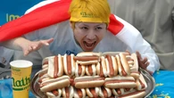El día que el campeón mundial de comer hot dogs se retiró porque sintió que su cuerpo estaba “roto” 