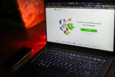 El CEO de Duolingo ve más viable educar con IA, pero cree que los profesores y colegios seguirán porque se necesita cuidar a los niños 