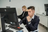 Dos millones de personas de la Gen Z buscando empleo muestran que prefieren estabilidad a teletrabajo o a jornadas de cuatro días 