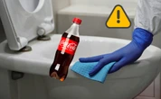 Muchos piensan que limpiar el inodoro con una Coca-Cola está bien, pero la ciencia tiene otros datos 