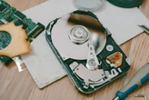 Compró un disco duro creyendo que era nuevo, pero lo conectó y encontró 800 GB de datos con valor de miles de pesos 