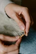 Esta actividad no es solo de las abuelitas: cómo una generación adicta a las pantallas se está enganchando con tejer y coser 