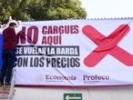 Profeco ya no sabe qué hacer para que las gasolineras respeten el precio de la magna en México: ahora colgará lonas para exhibirlas 