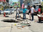Tapar un bache para ayudar podría llevarte a la cárcel en México: así lo establece la ley