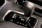 Los autos automáticos también pueden frenar con el motor y pocos conductores lo aprovechan 