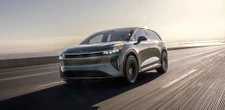 Uber apuesta 300 millones de dólares para lanzar más de 20,000 robotaxis con tecnología autónoma antes que Tesla 