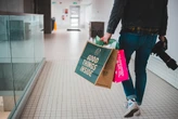 La Generación Z que teletrabaja usa sus descansos para hacer algo más que tomar café. Un 41% compra online mientras trabaja 