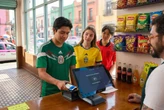 Pagar con tarjeta o celular ya no es exclusivo de las grandes tiendas en México: casi 700 mil pequeños negocios ya lo permiten 