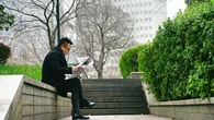 China quiere terminar con las jornadas laborales sin fin y esta es su solución radical: sacar a los empleados a la calle cuando termina el horario