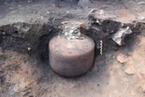 Arqueólogos desenterraron en Francia una vasija llena de decenas de miles de monedas romanas de hace 1,800 años 