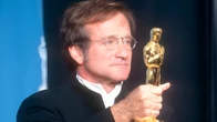 "Maravilloso, pero busca otro trabajo por si acaso": hace 28 años Robin Williams dio un emotivo discurso que conquistó a Hollywood 