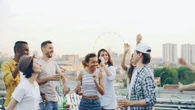 Uno de los CEOs tech de moda dice que si tienes 20 años debes elegir entre vida social o éxito laboral. No es el único que piensa así 