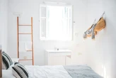 Media España no sabe reconocer los alojamientos fraudulentos, según Airbnb. Ahora se une a la Policía para alertar en vacaciones 