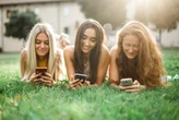 La Generación Z encontró una nueva forma de ganar dinero fácil: descargar una aplicación en sus teléfonos y vender sus datos 