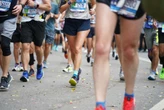 Una mujer cobraba una pensión por su incapacidad física, pero corría maratones y lo contaba en Facebook. Ha acabado en la cárcel  
