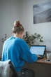 A una mujer la despidieron tras 18 años en su trabajo: la empresa controlaba sus actividades y sabía cuánto tiempo pasaba frente a su PC 