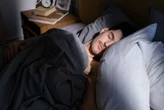 Durante años pensamos que dormir en oscuridad total era lo mejor; los expertos ahora recomiendan dejar un pequeño espacio en la persiana 