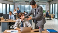 Cuando ayudar a tu compañero de oficina no es buena idea: en estos casos, puede repercutirle negativamente 