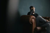 Permanecer en silencio para evitar conflictos no es un signo de madurez: es un atajo hacia la autodestrucción, según la psicología 