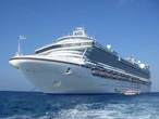 Este millonario tiene 25 años viviendo en un crucero: su problema no es el dinero, es que ya no puede caminar en línea recta 