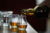 Un hombre guardó un preciado whisky por 17 años: aprendió una durísima lección sobre el arte de almacenarlos 