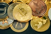 Un gurú de las cripto creó una plataforma que movía miles de millones. Ahora lo acusan de 22 delitos de estafas y favores a Rusia 