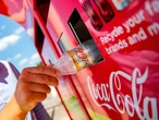 Coca-Cola quiere cambiar las máquinas expendedoras para siempre: unas que te dan dinero por regresar las botellas 