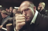 Antes de ser una estrella de acción, Jason Statham apareció en esta comedia de culto disponible en Netflix: inspiró una misión de GTA IV 