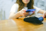 El efectivo sigue reinando en México, pero cada vez pierde más terreno frente a tarjetas, billeteras digitales y pagos sin contacto