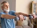 Además de salir a caminar a partir de los 40, los expertos recomiendan estos ejercicios que puedes hacer en tu casa 
