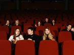 La Generación Z creció viendo películas en el celular. Hoy es la que más llena las salas de cine 