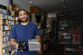 Tiene casi 40 años grabando conciertos en secreto: hoy su colección de más de 10,000 grabaciones ya está en internet 