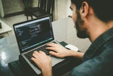 Programadores de la Gen Z hablan de lo que más les molesta de los boomers en el trabajo: de chistes viejunos a la obsesión al café 