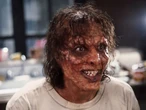 Es una película clásica de 1986, mezcla ciencia ficción con un perturbador toque de terror y la puedes ver en Disney+