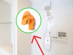 Bañarse con chanclas no solo es más seguro, sino más higiénica; así lo explica la ciencia 