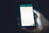 Tus jefes no pueden meterte en un grupo de WhatsApp: no hay una ley que lo diga, pero sí normas y sentencias que lo avalan 