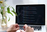 El problema que ya surge en los equipos de desarrollo: programadores que culpan a la IA de los errores de código 